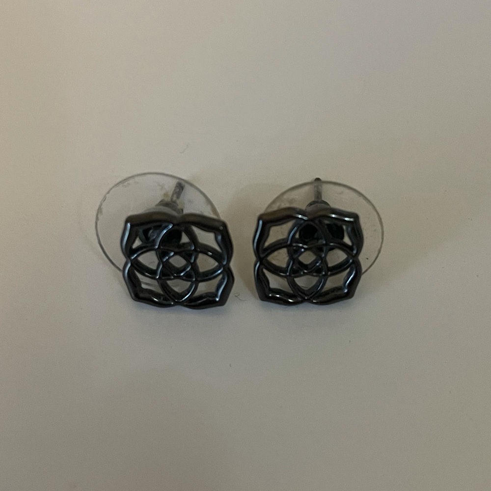 Kendra Scott Emblem Studs. Slate Gray